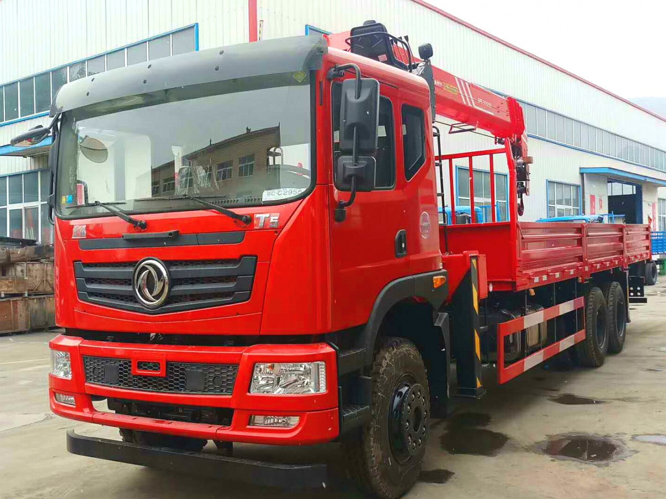 東風隨車吊平板車直銷，專業(yè)生產(chǎn)汽車零配件
